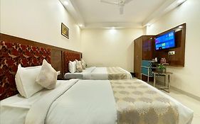 Hotel Emblem Suites Delhi Airport